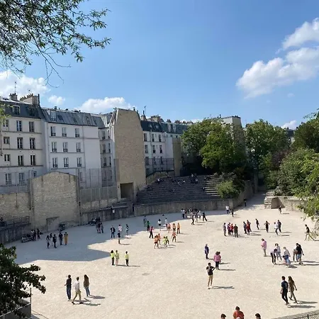 Quartier Emily In Notre Dame Paris